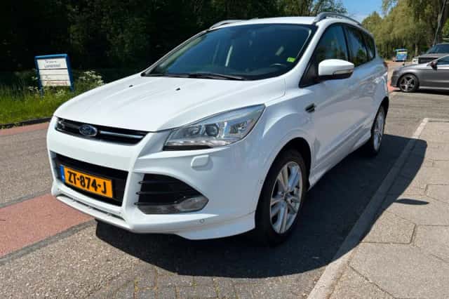 Ford Kuga (2015) thumbnail 1