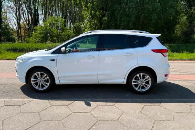 Ford Kuga (2015) thumbnail 2