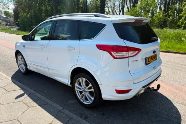 Ford Kuga (2015) thumbnail 3