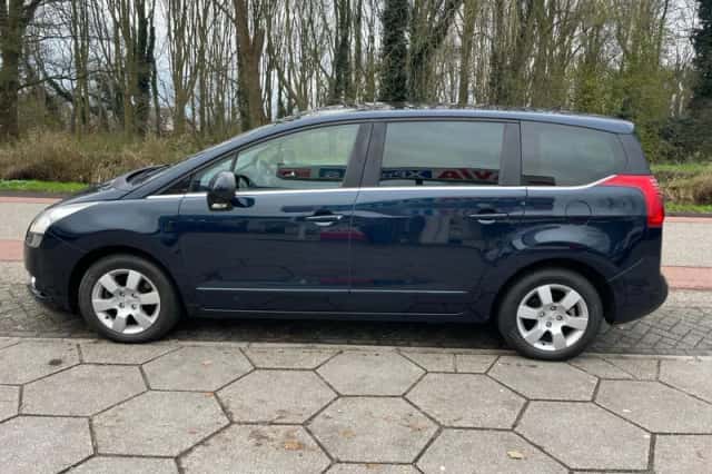 Peugeot 5008 (2011) thumbnail 2
