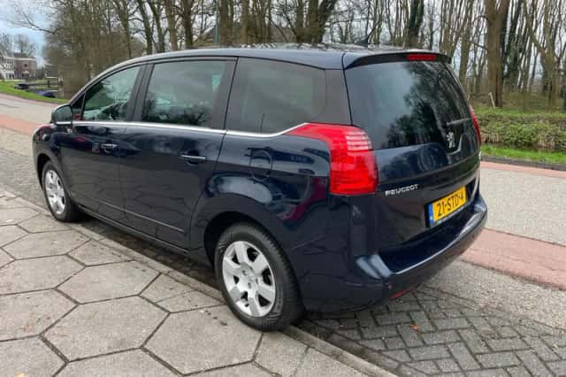 Peugeot 5008 (2011) thumbnail 3
