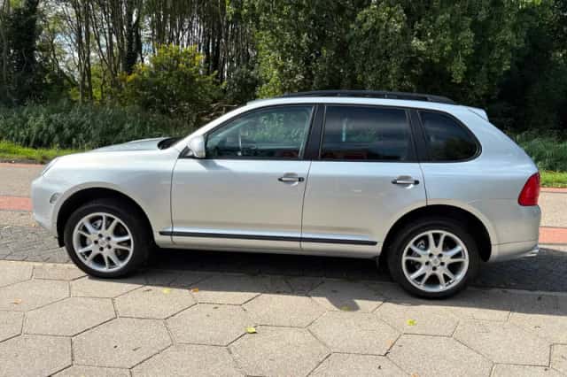 Porsche Cayenne (2005) thumbnail 2