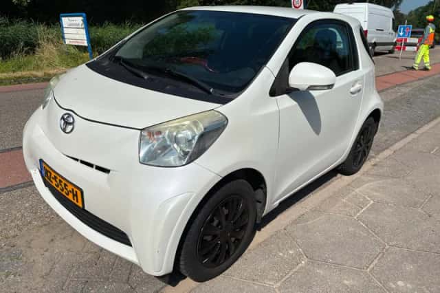 Toyota IQ (2011) thumbnail 1