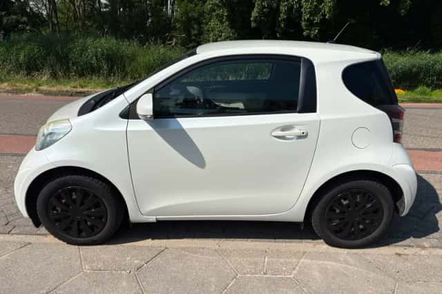 Toyota IQ (2011) thumbnail 2