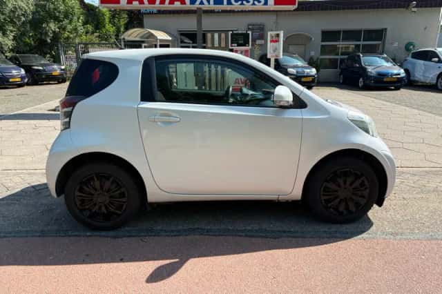 Toyota IQ (2011) thumbnail 6