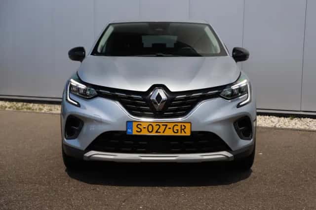 Renault Captur (2023) thumbnail 2