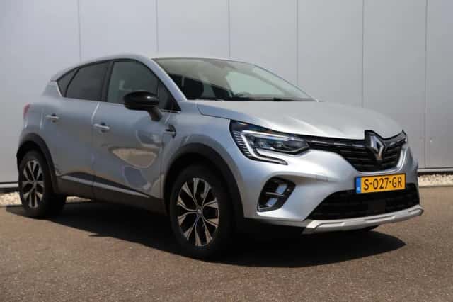 Renault Captur (2023) thumbnail 3