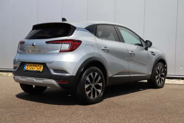 Renault Captur (2023) thumbnail 4