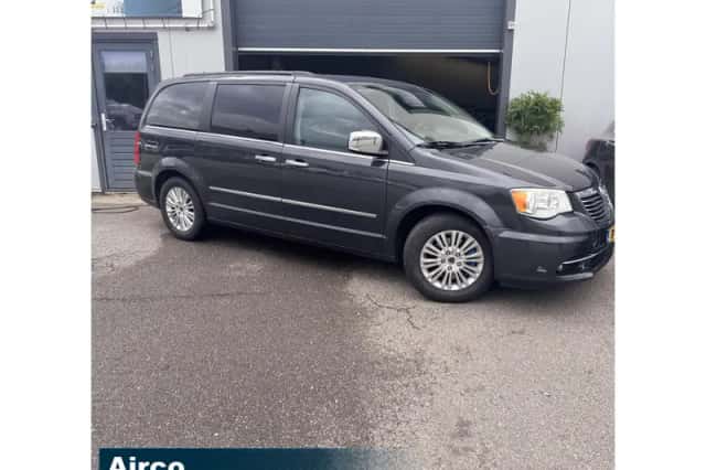 Lancia Voyager (2012) thumbnail 2