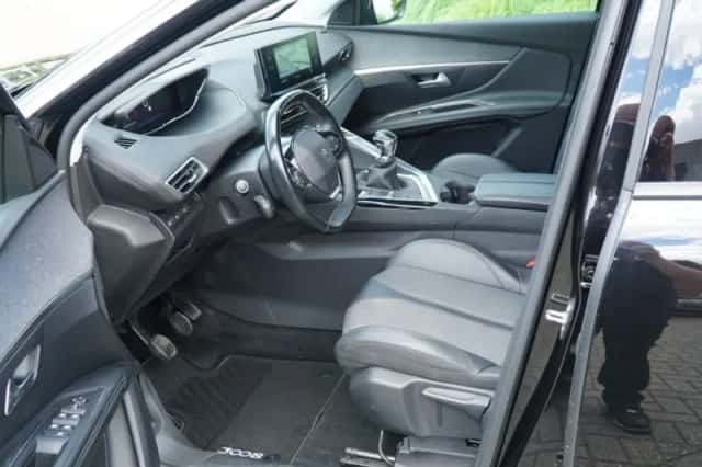 Peugeot 3008 (2022) thumbnail 2
