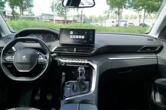 Peugeot 3008 (2022) thumbnail 3