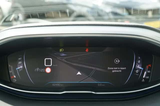 Peugeot 3008 (2022) thumbnail 5