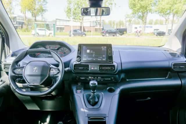 Peugeot Rifter (2023) thumbnail 2