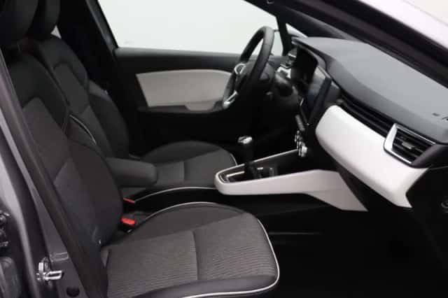 Renault Clio (2023) thumbnail 3