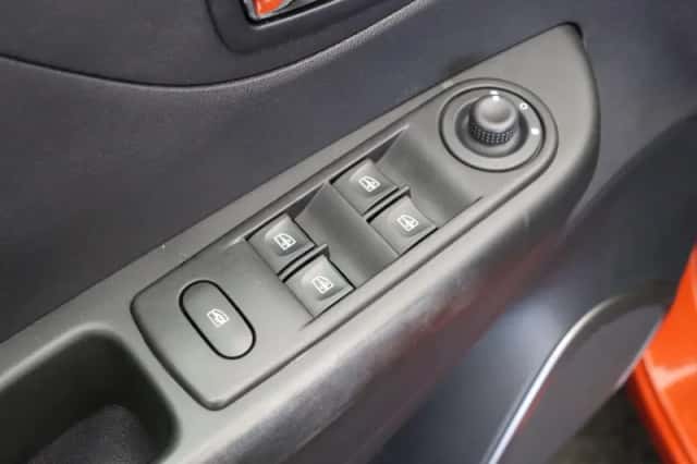 Renault Captur (2017) thumbnail 17