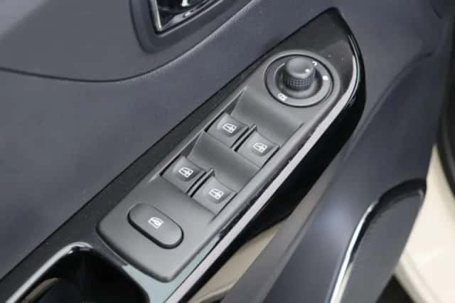 Renault Captur (2013) thumbnail 17