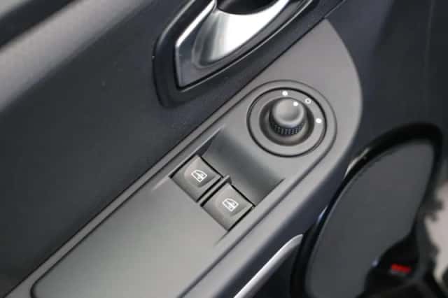Renault Clio (2015) thumbnail 17