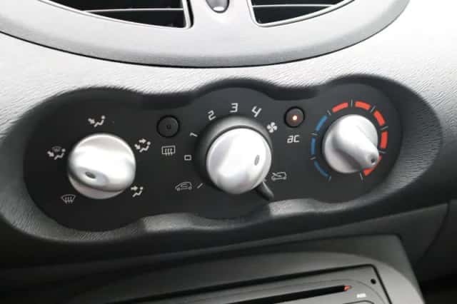 Renault Twingo (2010) thumbnail 24