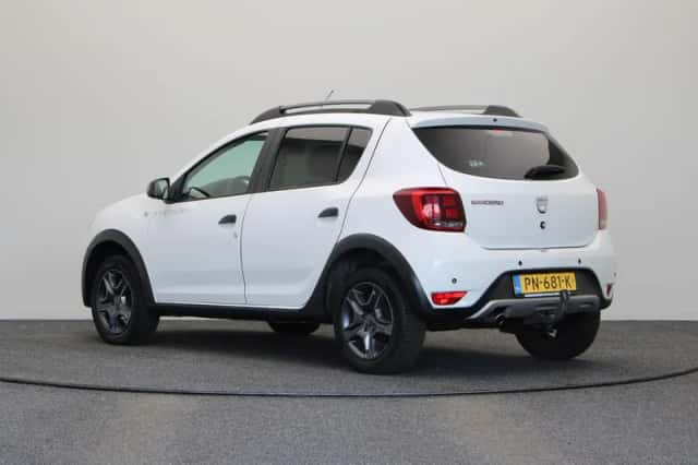 Dacia Sandero Stepway (2017) thumbnail 2