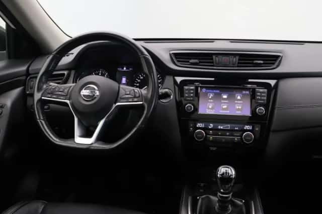 Nissan X-Trail (2018) thumbnail 4