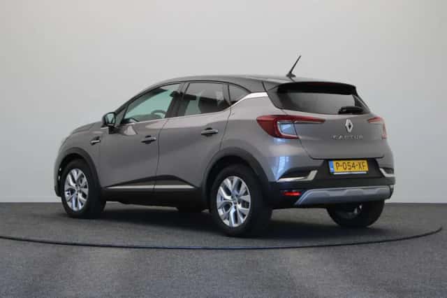 Renault Captur (2022) thumbnail 2