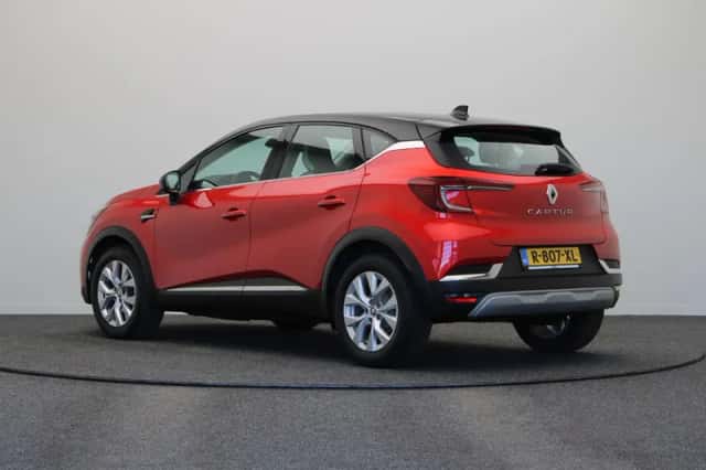 Renault Captur (2022) thumbnail 2