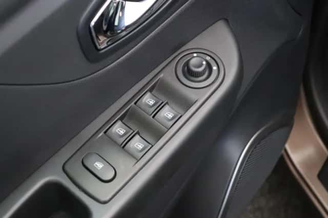 Renault Captur (2014) thumbnail 17