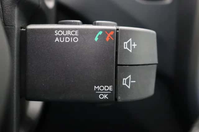 Renault Captur (2014) thumbnail 23