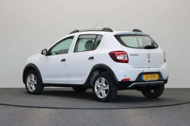 Dacia Sandero Stepway (2015) thumbnail 2