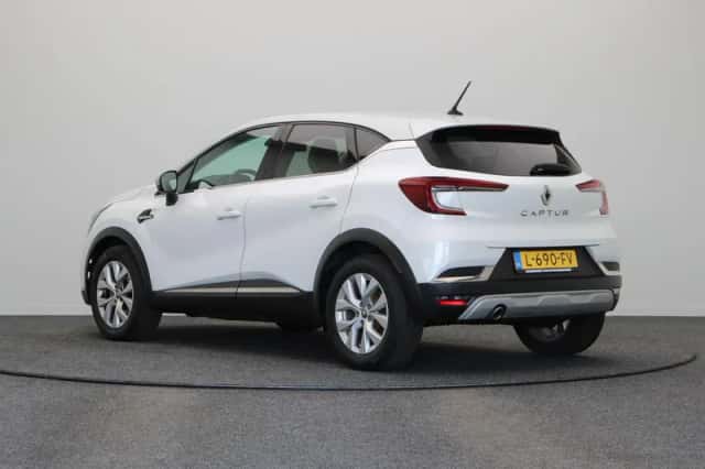 Renault Captur (2021) thumbnail 2