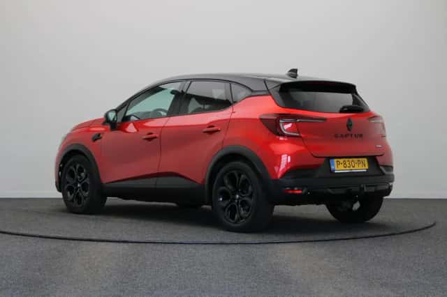 Renault Captur (2022) thumbnail 2