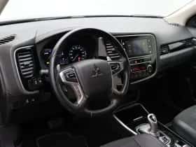 Mitsubishi Outlander (2018) thumbnail 17