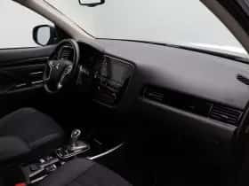 Mitsubishi Outlander (2018) thumbnail 5