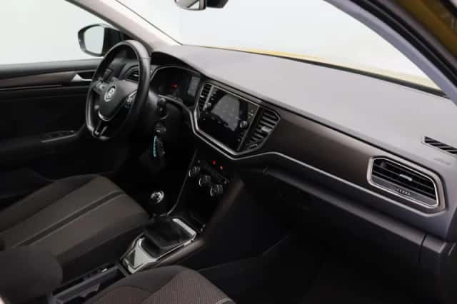 Volkswagen T-Roc (2019) thumbnail 5