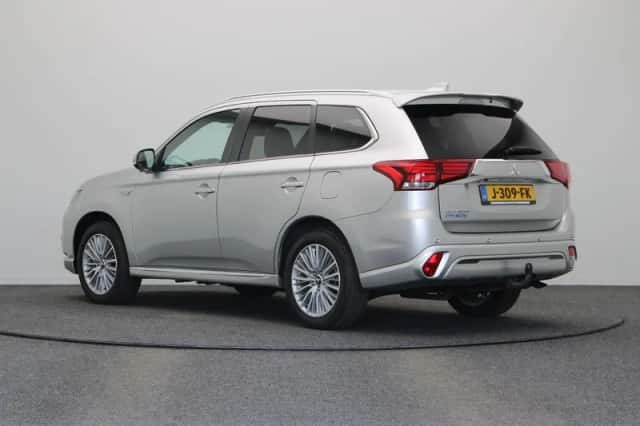 Mitsubishi Outlander (2020) thumbnail 2