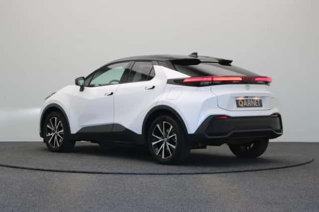 Toyota C-HR (2025) thumbnail 2