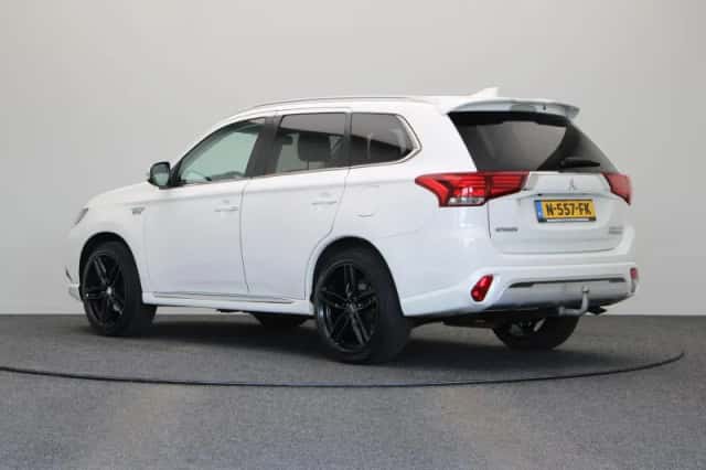 Mitsubishi Outlander (2019) thumbnail 2