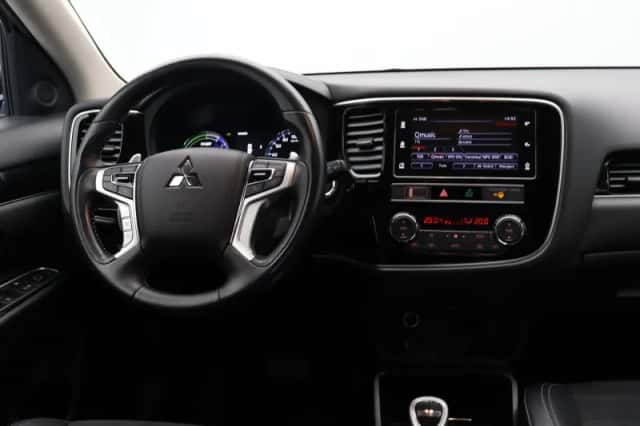 Mitsubishi Outlander (2019) thumbnail 4