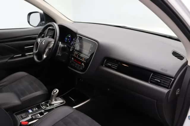 Mitsubishi Outlander (2019) thumbnail 5
