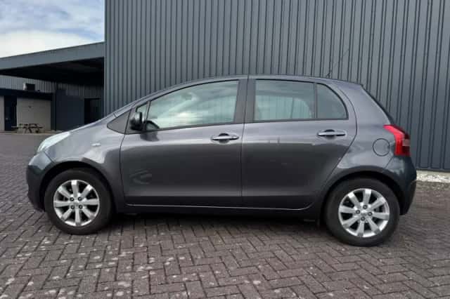 Toyota Yaris (2008) thumbnail 2