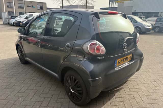 Toyota Aygo (2010) thumbnail 2