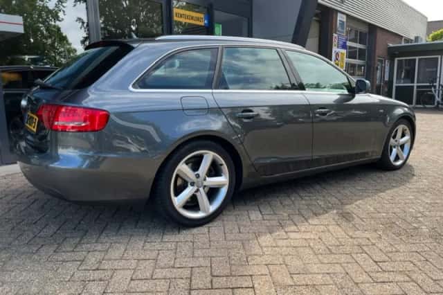 Audi A4 (2010) thumbnail 14