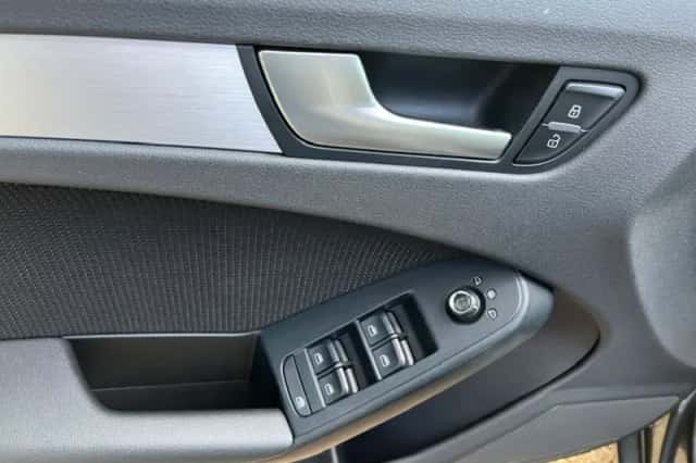 Audi A4 (2010) thumbnail 15