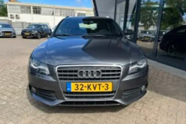 Audi A4 (2010) thumbnail 4