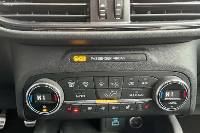 Ford Kuga (2023) thumbnail 3
