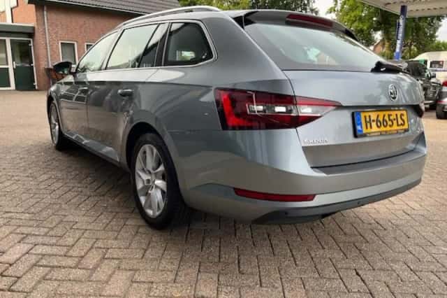 Škoda Superb (2019) thumbnail 15