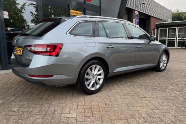 Škoda Superb (2019) thumbnail 17