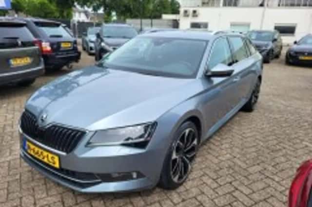 Škoda Superb (2019) thumbnail 4
