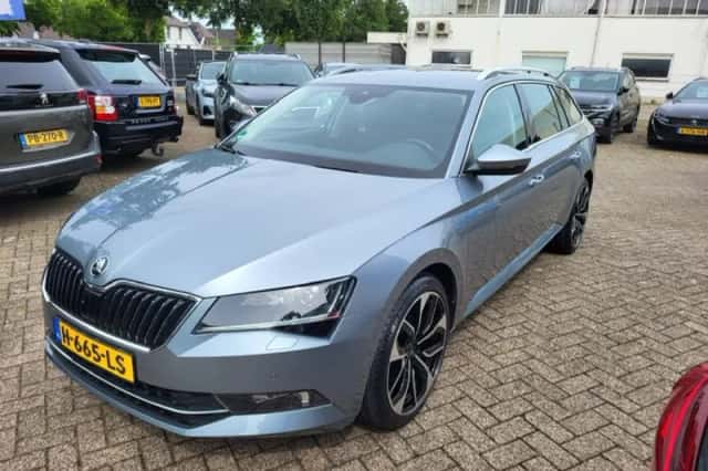Škoda Superb (2019) thumbnail 4
