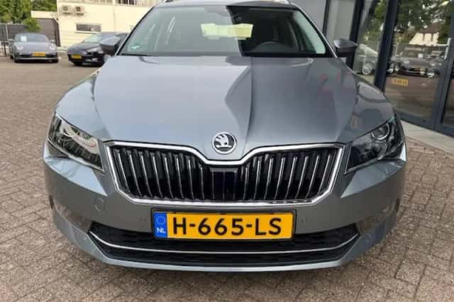 Škoda Superb (2019) thumbnail 6